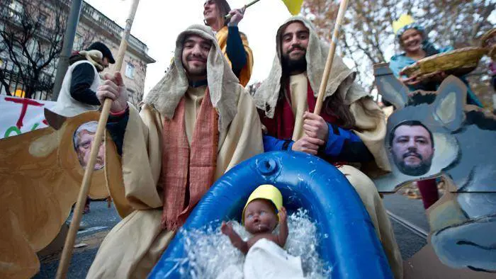L'ultimo offesa al Natale: presepe gay con i preservativi