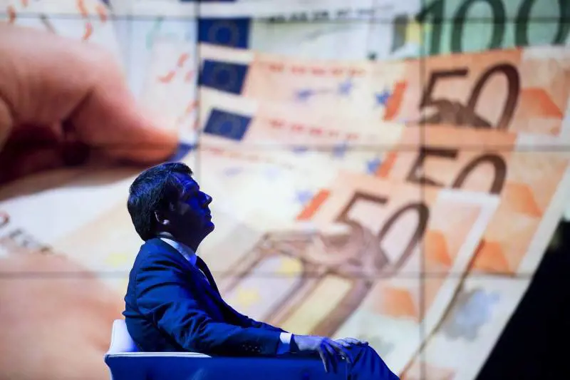 Banche, Renzi fa il gradasso: "Autogol sfiducia alla Boschi"