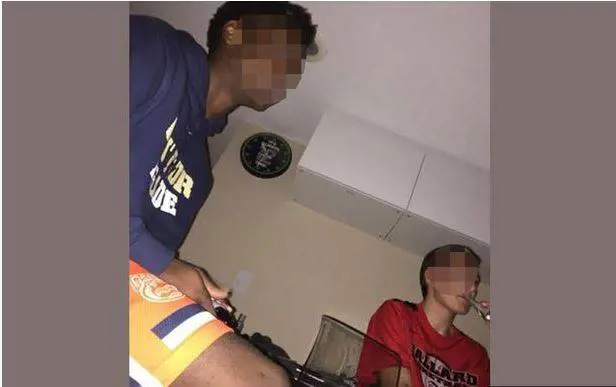 Il figlio manda questa foto alla madre. E lei rabbrividisce