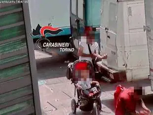 Torino, supermarket della droga. Padre si "buca" davanti al figlio in passeggino
