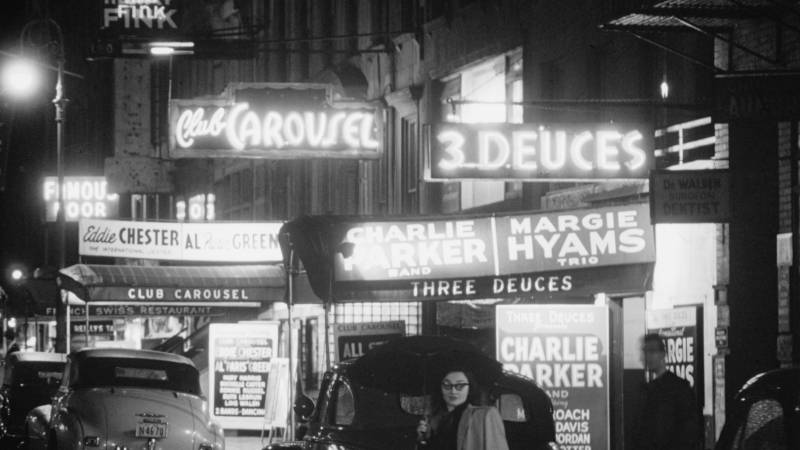 La 52sima strada di New York, fotografata intorno al 1948 da William P. Gottlieb