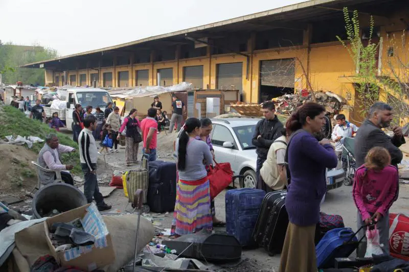 Roma, i rom gestiscono l'isola ecologica