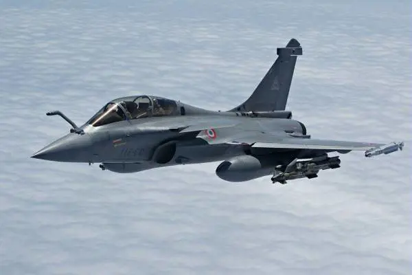 Francia, si lancia per errore durante un volo di prova su un caccia