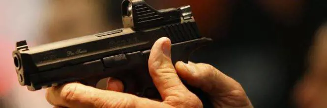 Roma, immigrato aggredisce autista. Lo salva un passante armato