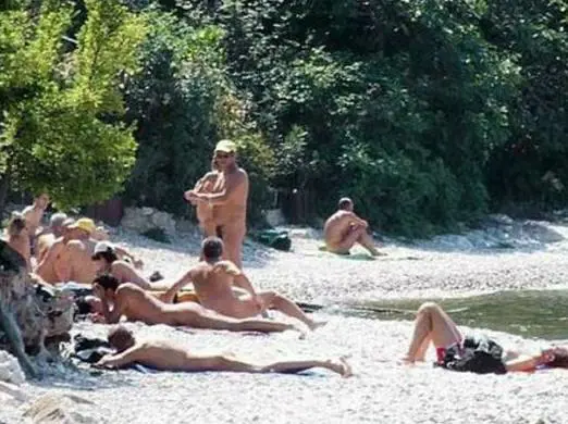 Passeggia nudo per strada, condannato a un anno