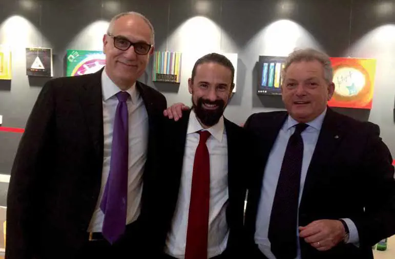L'avvocato Paolo Mora (vice presidente Rotary Club Milano Europa), Fabio Pasiani (responsabile comunicazione Fondazione Progetto Arca) e Lino Volpe (presidente Rotary Club Milano Europa) 