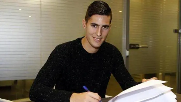 Sergi Guardiola al momento della firma con il Barcellona