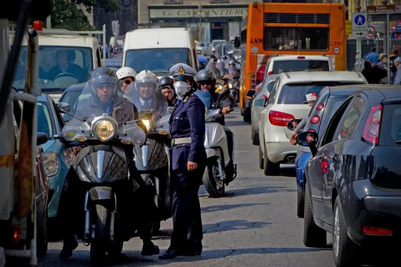 La pioggia lava via lo smog. A Napoli revocata ordinanza anti-smog