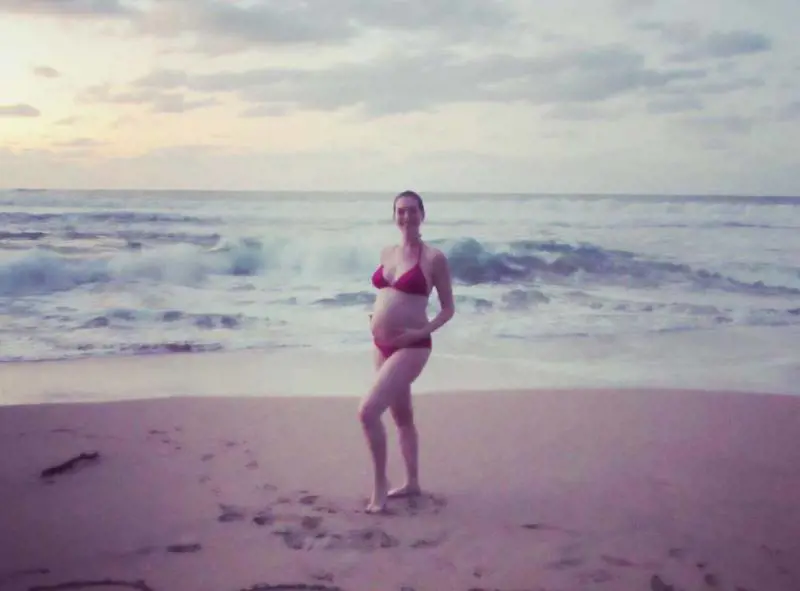 Anne Hathaway, pancione e bikini per gli auguri ai fan