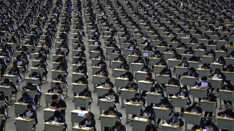 E ora i secchioni asiatici asfaltano i nostri studenti