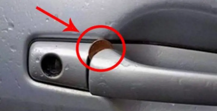 Il trucco della monetina nella maniglia della portiera dell'auto