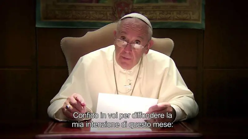Papa Francesco abbraccia il Patriarca di Mosca