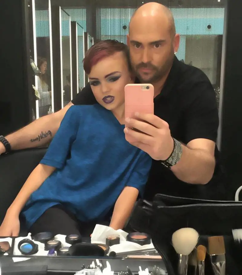 Truccatore realizza il sogno di un bambino e gli insegna a truccarsi da drag queen