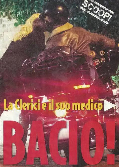 Antonella Clerici paparazzata: caldi baci nella notte