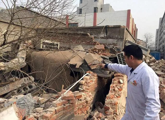 In Cina il governo demolisce un ospedale con pazienti e dottori al suo interno