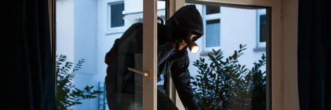 Venezia, barricati al secondo piano mentre i ladri fanno razzia
