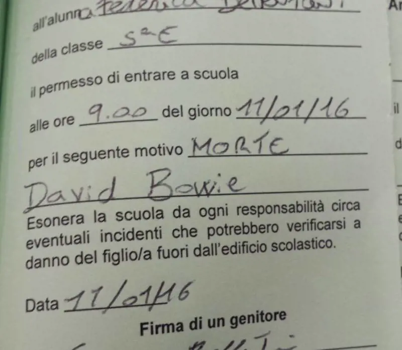 Arriva tardi a scuola, la giustificazione: "È morto Bowie"