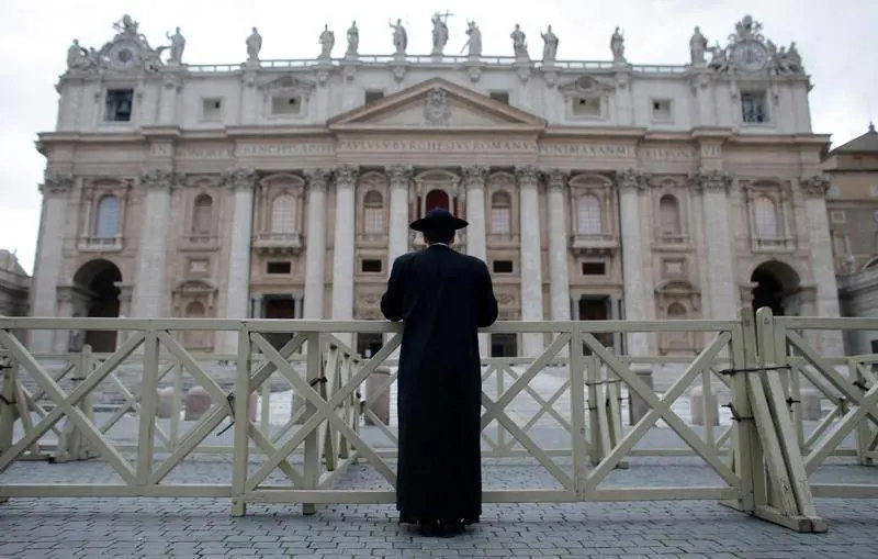 Il cardinale abbraccia i massoni. Ma è un abbraccio da lontano
