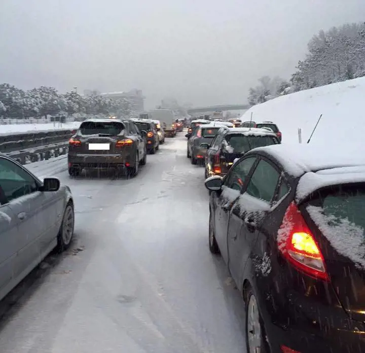 Nevica sulla Salerno-Reggio. Bloccati per ore, poi i soccorsi