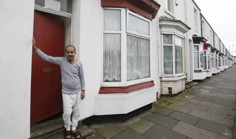 Porte rosse per marchiare le case dei rifugiati