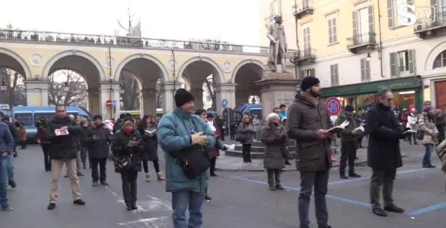 Sentinelle insultate e aggredite: così gli incivili chiedono diritti "civili"