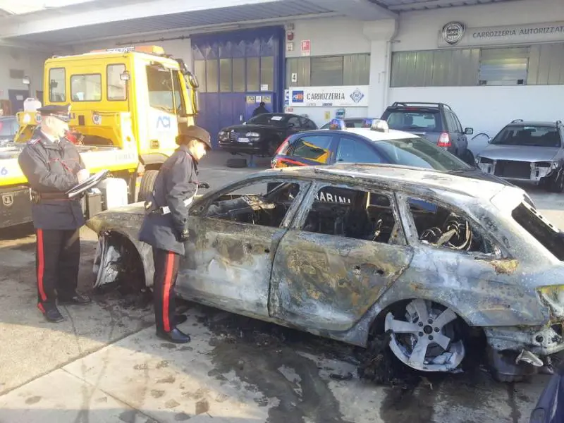 Due fori di proiettile sull'Audi gialla