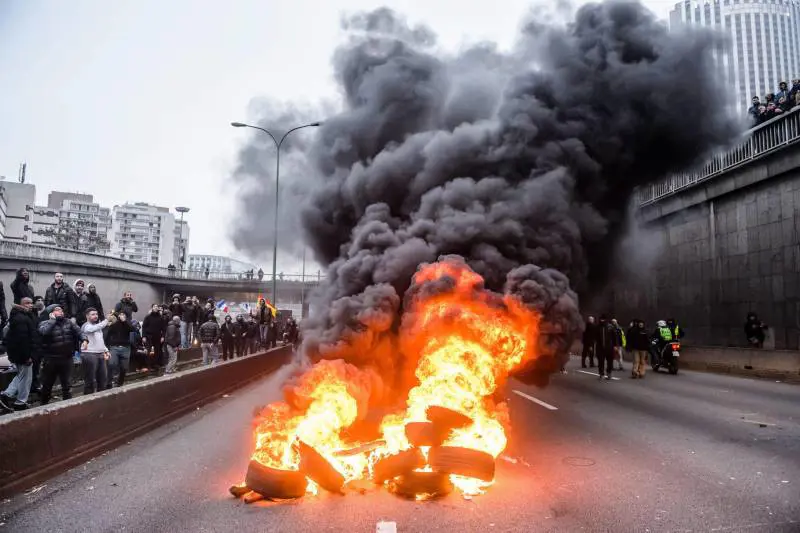 Da Parigi a Roma tassisti in piazza contro Uber