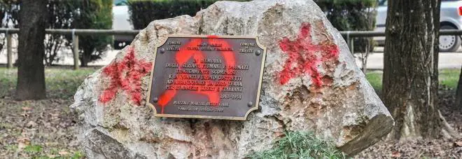 L'oltraggio ai caduti delle foibe: falce e martello sul memoriale