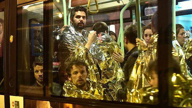 Gli scampati alla strage di Parigi fanno terapia di gruppo
