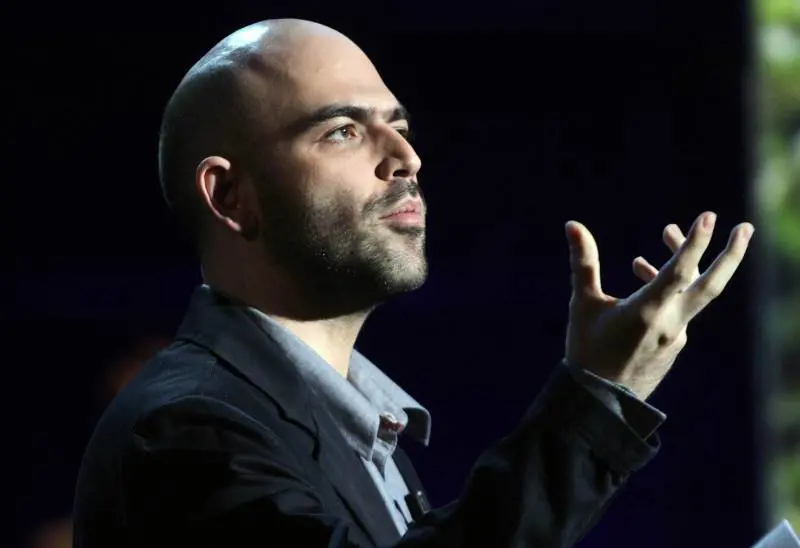 Cannabis, polizia attacca Saviano: "Delirio schizofrenico al sicuro della scorta"