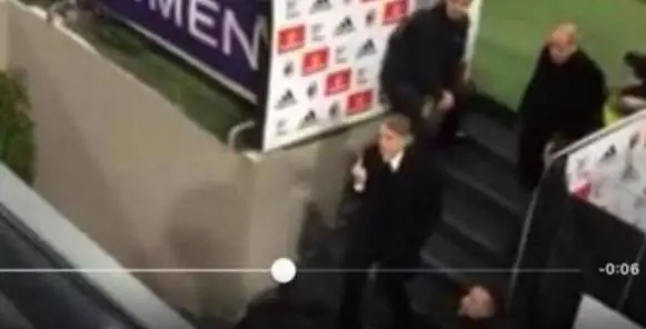 Mancini fa il dito medio ai tifosi del Milan