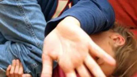 Abusi su tre minori a Palermo, prete arrestato