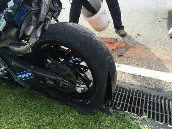 La moto di Loris Baz dopo il grave incidente in prova