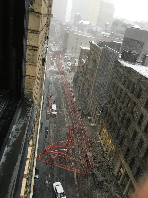 Una gru si abbatte per strada a Manhattan