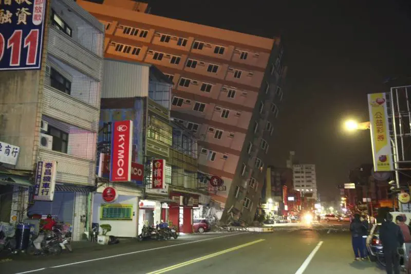 Terremoto a Taiwan, crollano alcuni palazzi