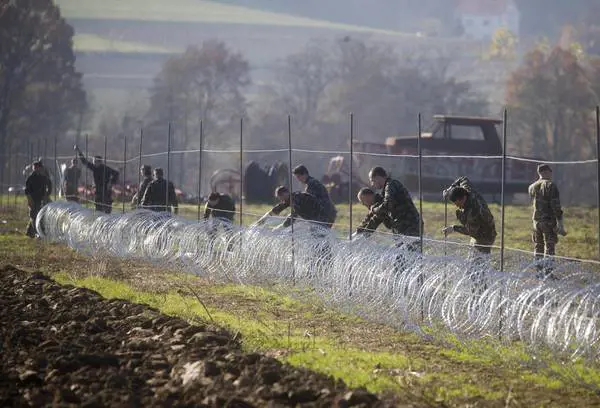 Il filo spinato posizionato dagli sloveni al confine con la Croazia
