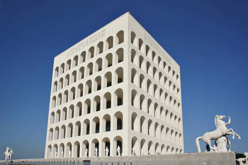 I vandali danneggiano il Colosseo quadrato