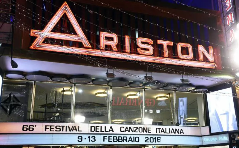 La voce sull'Ariston: "Beccati due vip, cosa facevano nel bagno"