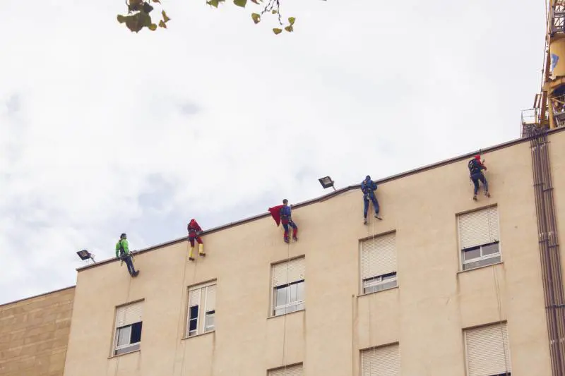 I supereroi di EdiliziAcrobatica portano un sorriso ai bambini in ospedale