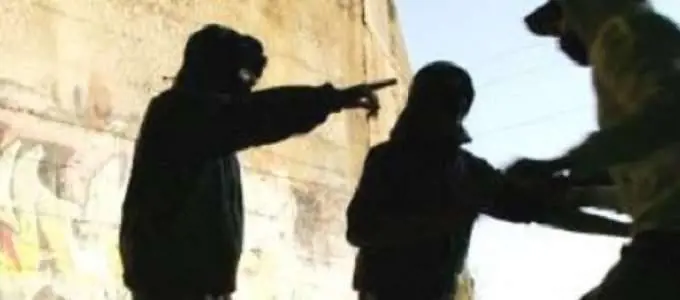 Pakistani stuprano e torturano 19enne in un centro per rifugiati