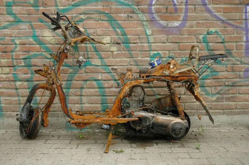 Il Comune paga 24mila euro per un motorino abbandonato da 33 anni