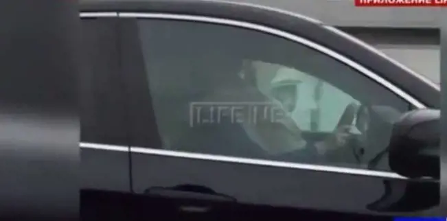 Fanno sesso in auto mentre lui è alla guida