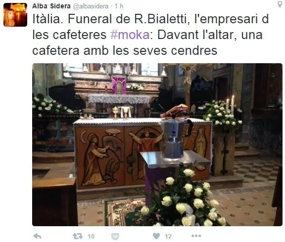 Le ceneri di Renato Bialetti riposte in una moka gigante