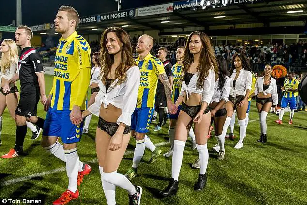 I giocatori del RKC Waalwijk scendono in campo con sexy modelle in intimo