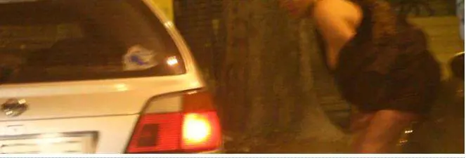 Prostituta si spoglia in strada e così manda il traffico in tilt