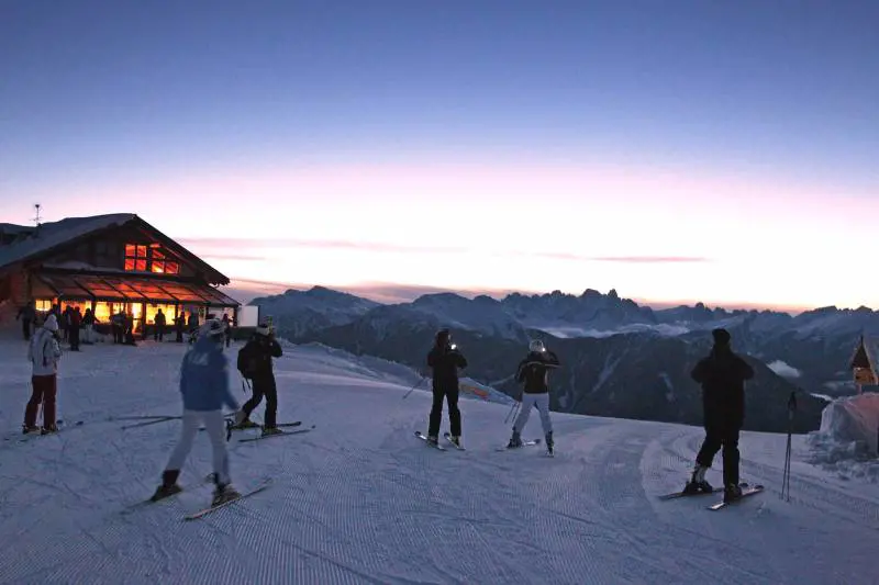 Alba con vista sulle Dolomiti dalla baita Passo Feudo