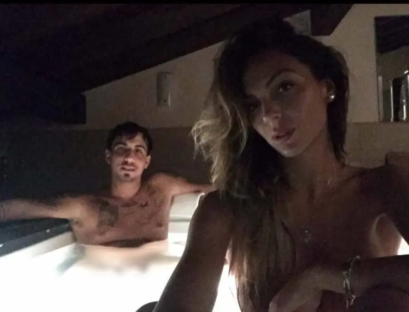 Sarah Nile nuda nell'idromassaggio