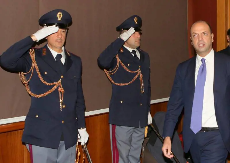 Corsi antiterrorismo per la polizia: Alfano li fa fare solo online