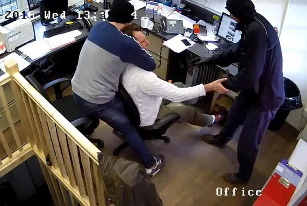 Ladri lo strangolano per rubargli il Rolex