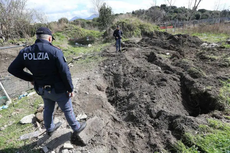 Napoli, studenti si scattano i "selfie" dove è stato trovato un morto